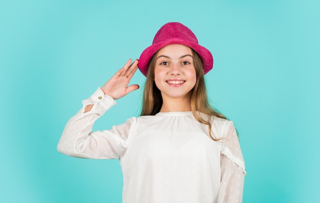 Coleção de acessórios de verão. chapéu de criança. loja de acessórios. protege os raios solares do couro cabeludo. garota extravagante. roupa de primavera. estilo individual. menina usar chapéu azul de fundo. criança feliz no chapéu. acessório de moda.