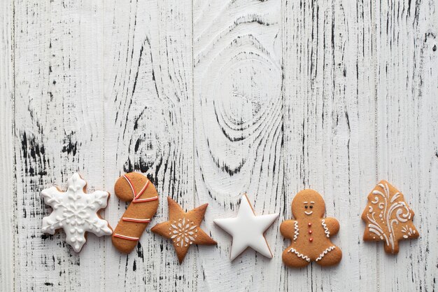 Coleção de biscoitos de gengibre de Natal em um fundo branco de madeira