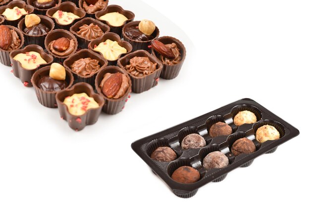 Coleção de bombons de chocolate em caixa de plástico.