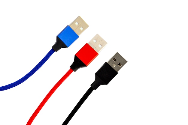 Coleção de cabo USB colorido vermelho, preto e azul para telefone inteligente isolado no fundo branco