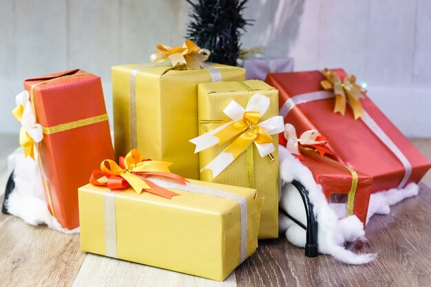 Coleção de caixas de presentes coloridos com fita para festa de aniversário, Natal