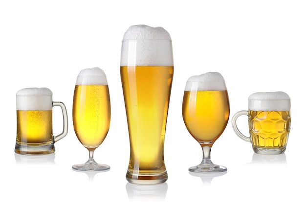 Coleção de diferentes cervejas isoladas em branco