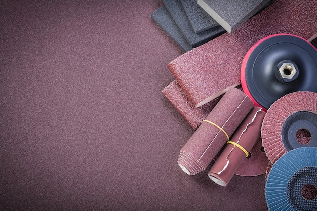 Coleção de equipamentos abrasivos no espaço de cópia de papel de polimento