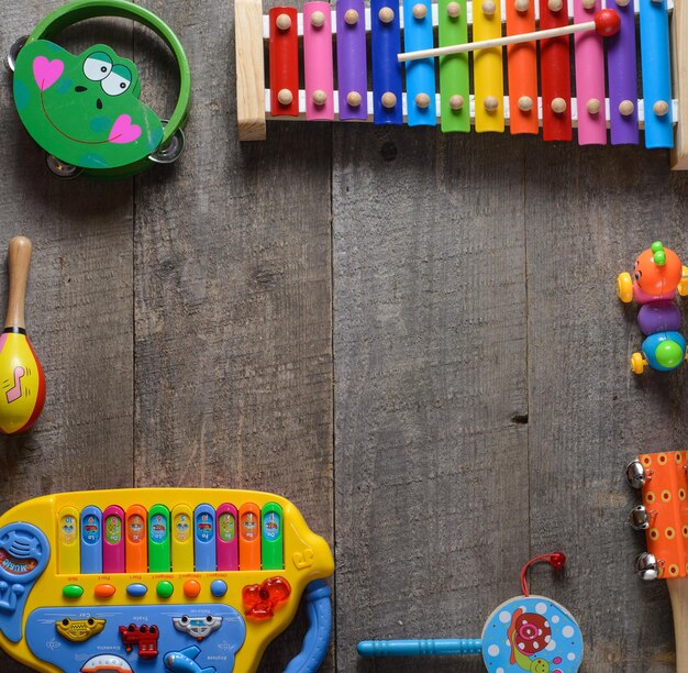 Coleção de instrumentos musicais de brinquedo na velha mesa de madeira