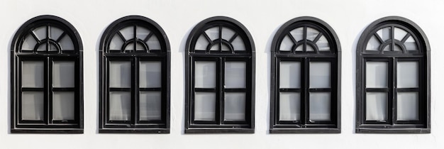 Coleção de janelas de arco preto isoladas em fundo branco