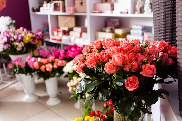 Coleção de lindas rosas à venda em uma floricultura