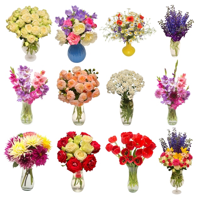 Coleção de lindos buquês de flores em vasos isolados no fundo branco. Postura plana, vista superior