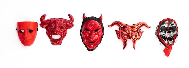 coleção de máscaras de diabo vermelho isoladas no fundo branco