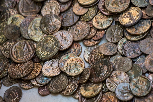 Coleção de moedas antigas de metal