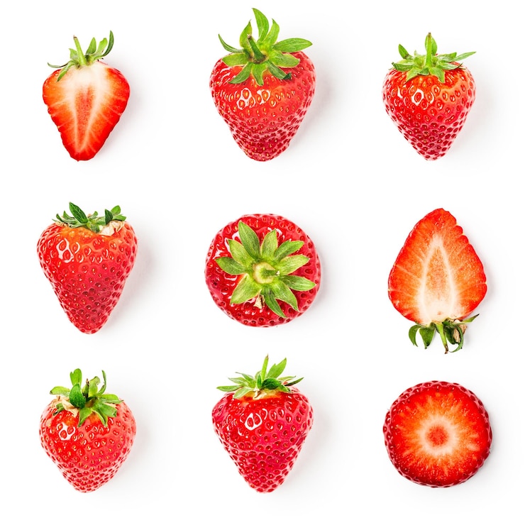 Foto coleção de morangos frescos isolada em fundo branco alimentação saudável e dieta conceito primavera arranjo de frutas grupo de objetos vista superior plano leigo elemento de design