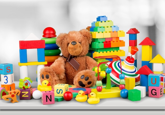 Coleção de muitos brinquedos coloridos na mesa