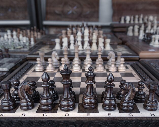 Coleção de muitos tabuleiros de xadrez de vários tamanhos com fila de xadrez preto em primeiro plano