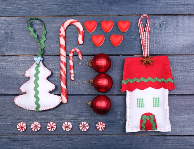 Coleção de objetos de Natal em mesa colorida de madeira