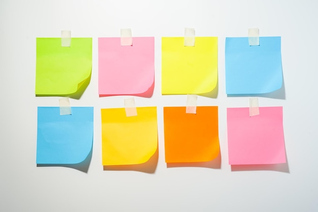 coleção de papel de anotações coloridas em um fundo branco