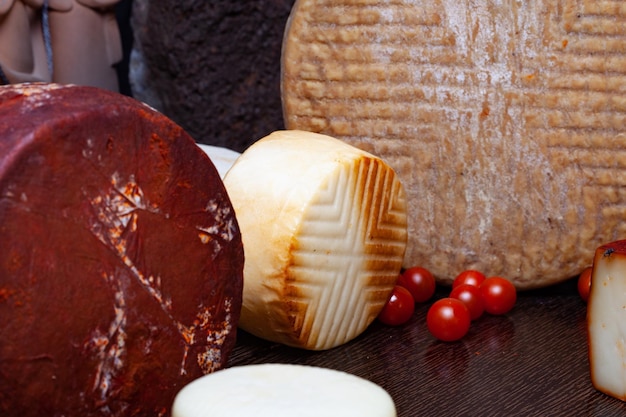 Coleção de queijos, vários tipos de queijo em fundo de madeira, queijo das Canárias