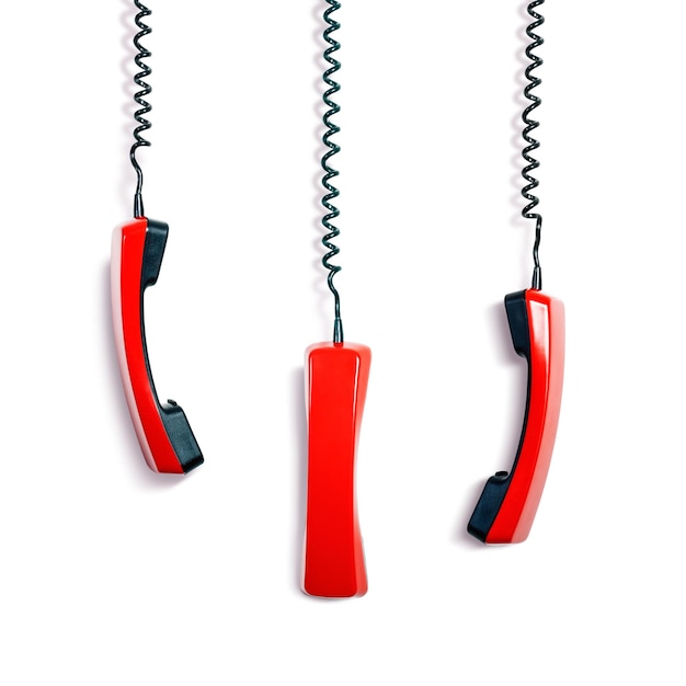 Coleção de receptores de telefone vermelho vintage em tecnologia de comunicação de fundo branco