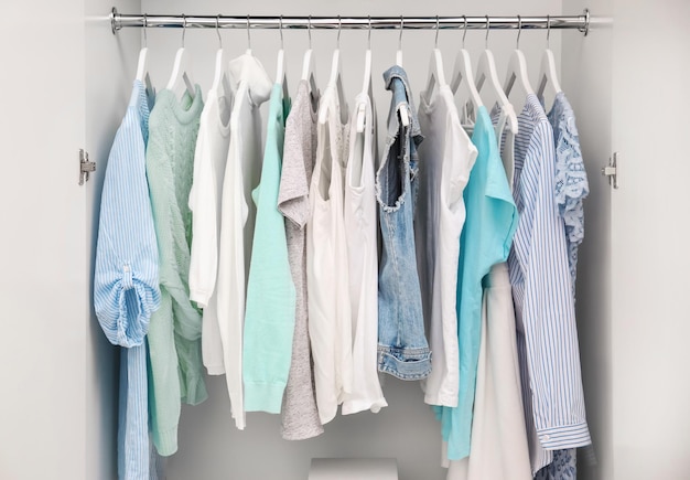 Coleção de roupas penduradas numa prateleira