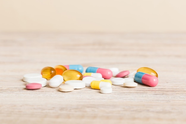 Foto coleção de vários comprimidos e comprimidos médicos comprimidos e cápsulas de medicamentos farmacêuticos variados no fundo da mesa pilha de vários comprimidos de medicamentos cuidados de saúde