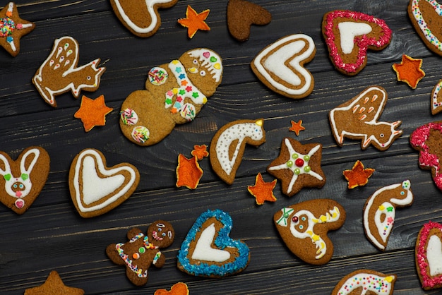 Coleção de vários homens de gengibre Conceito festivo com biscoitos de gengibre caseiro de Natal