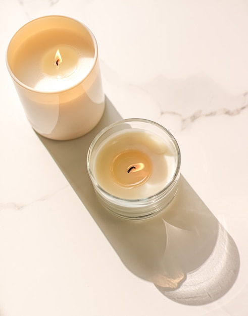 Coleção de velas perfumadas como fundo de spa de luxo e vela de aroma orgânico de decoração de casa de banho para ...