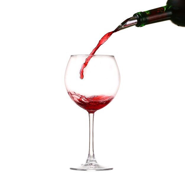 Coleção de vinhos de colagem - salpicos de vinho tinto em um copo. Isolado em fundo branco e pourer