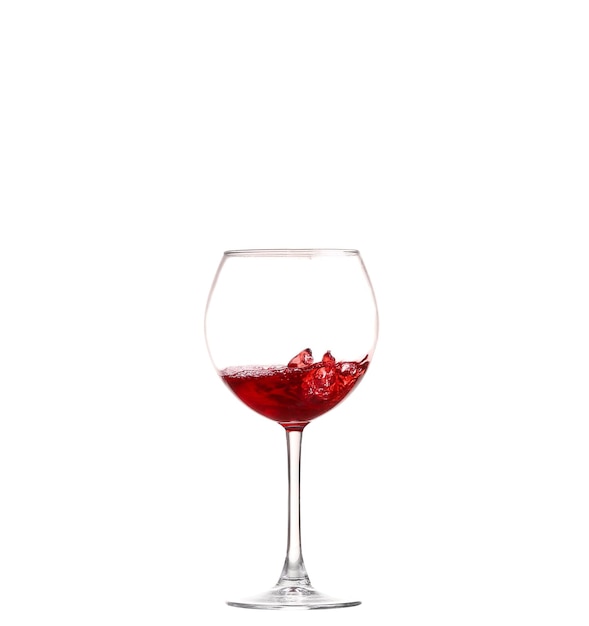 Coleção de vinhos Espirrando vinho tinto em um copo isolado no fundo branco