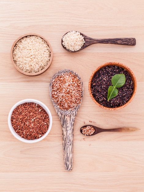 Coleção do arroz inteiro do jasmim da grão na tabela de madeira.