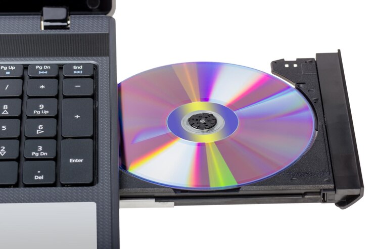 Foto coleção eletrônica laptop com bandeja de dvd aberta