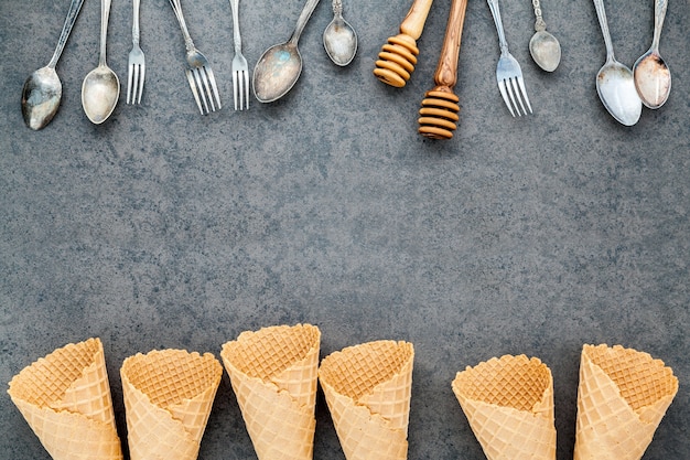 Coleção lisa dos cones de gelado da configuração no fundo de pedra para o projeto do menu dos doces.