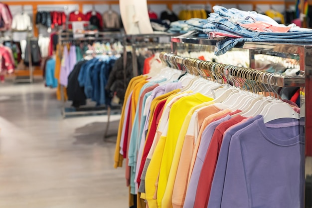 Coleção moderna de roupas de algodão infantil em foco seletivo de loja de roupas infantis