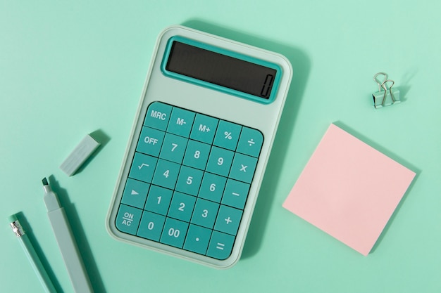 Colecção de materiais de escritório em cores pastel e neutras