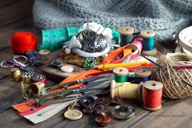 Una colección de accesorios de costura que incluye un botón, botones y  otros materiales de costura.