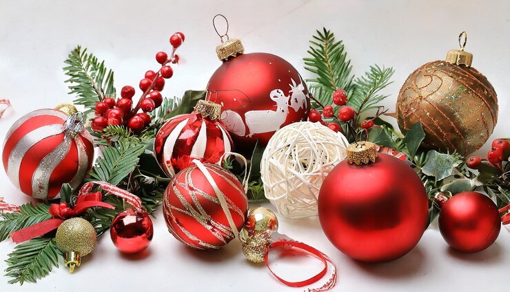 Una colección de adornos navideños rojos y blancos