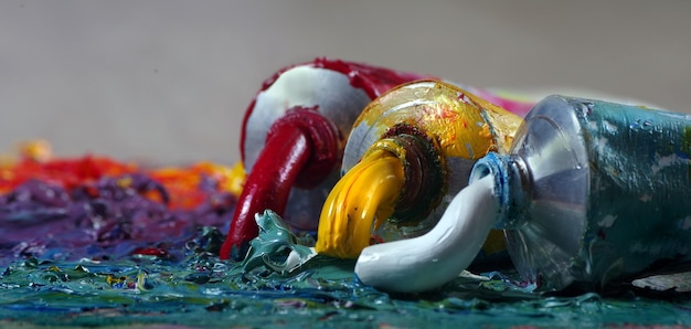 una colección de bolas de cristal de colores de la colección de las artes de las artes.