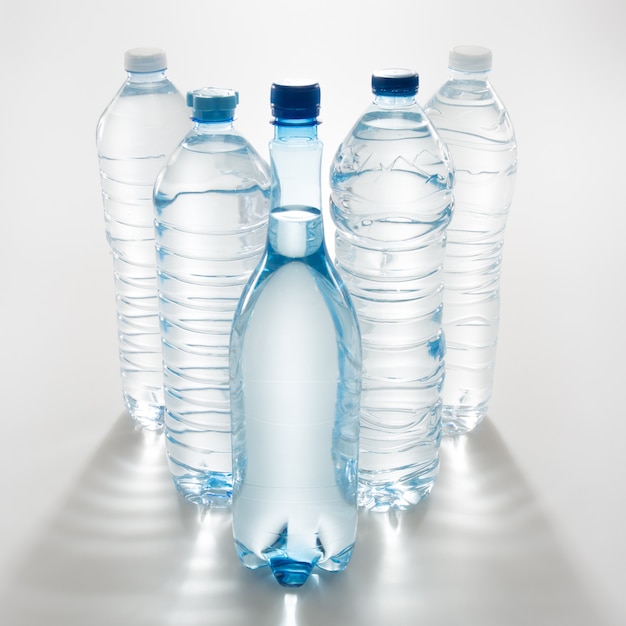 Colección de botellas de agua aisladas en blanco