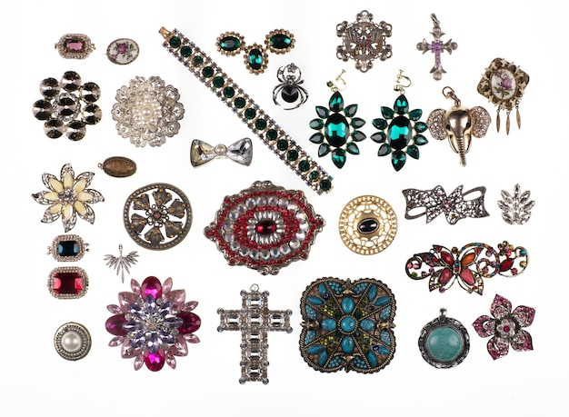 Colección de broches de joyería aislado sobre fondo blanco.