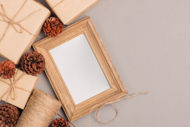 Colección de cajas de regalo de Navidad o año nuevo envueltas en papel kraft y marco de fotos en blanco para texto.