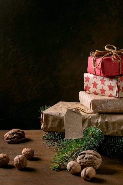 Colección de cajas de regalo navideñas en papel artesanal