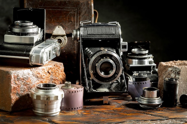 Foto una colección de cámaras antiguas y cámaras están sobre una mesa.