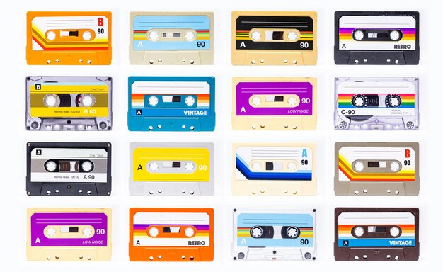 Una colección de cintas de casete retro sobre un fondo blanco