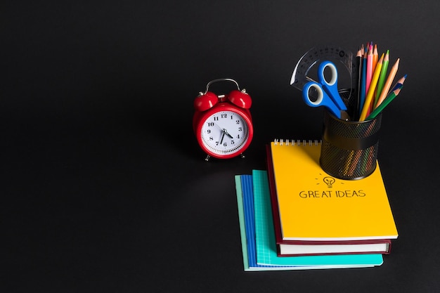 Foto colección colorida de útiles escolares sobre fondo negro grandes ideas de regreso a la escuela