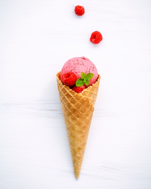Colección de conos de helado plano de la endecha en el fondo blanco para el diseño del menú de los dulces.