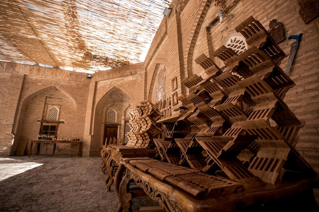 La colección de Corán se encuentra en un taller de talla de madera