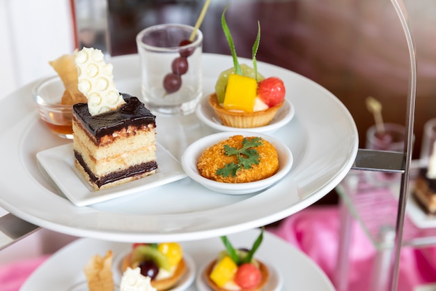 Colección de deliciosos postres para fiesta o boda, gastronomía.