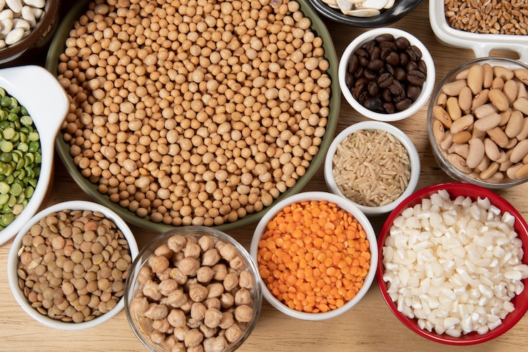 Foto colección de diferentes variedades de cereales y semillas secas comestibles. ejemplos de fuentes de fibra