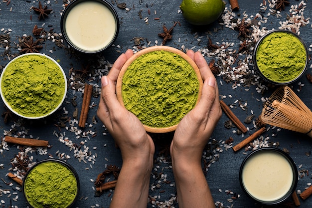 Colección de dos manos sosteniendo el tazón de té matcha