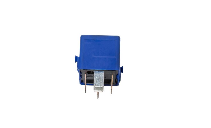 Foto colección electrónica automática azul aislada sobre un fondo blanco relés electromagnéticos para automóviles