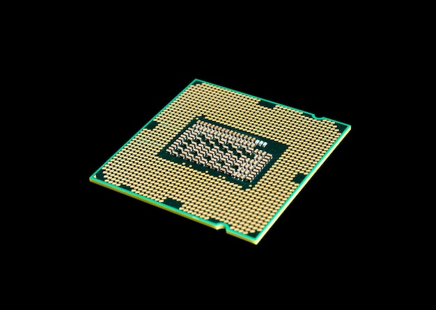 Colección electrónica - Chip del procesador de la CPU del ordenador aislado sobre fondo negro