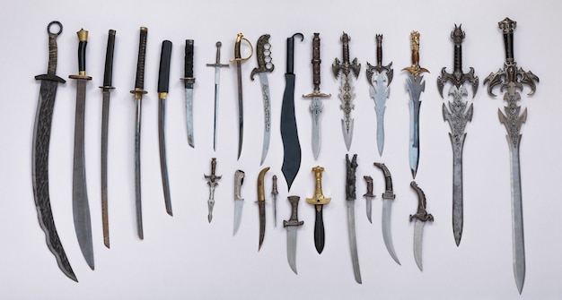 colección de espadas medievales cuchillos y dagas