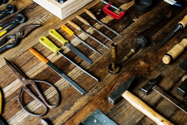 Colección Flatlay de carpintero sobre mesa de madera.